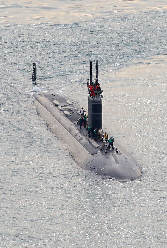미국 해군 로스엔젤레스급 핵추진 잠수함 '그린빌함'(SSN-772·6900톤급)이 23일 오전 부산 남구 해군작전사령부 부산작전기지에 입항하고 있다. 1996년 취역한 그린빌함은 길이 110m, 폭 10m, 승조원 110여 명이며, 군수 적재와 승조원 휴식을 위해 이날 부산에 입항했다. 뉴스1