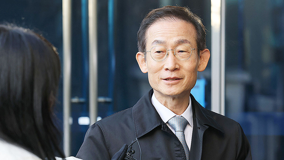  김호철 감사원장 후보자가 지난 9일 오전 서울 종로구 금융감독원 연수원에 마련된 인사청문회 준비 사무실로 출근하며 취재진의 질문에 대답하고 있다. 뉴스1