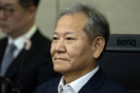 이상민 전 행정안전부 장관이 지난 10월 17일 서울 서초구 서울중앙지법에서 열린 내란 중요임무 종사 등 혐의 첫 공판기일에 출석해 피고인석에 앉아 있다. 뉴시스