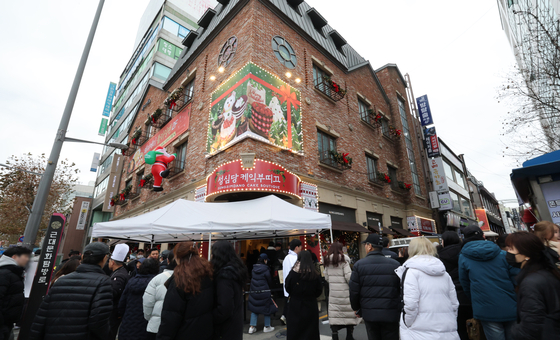 크리스마스를 이틀 앞두고 딸기시루가 출시된 23일 대전 중구 성심당 일대에 빵을 사려는 고객들이 차례를 기다리고 있다. 뉴스1