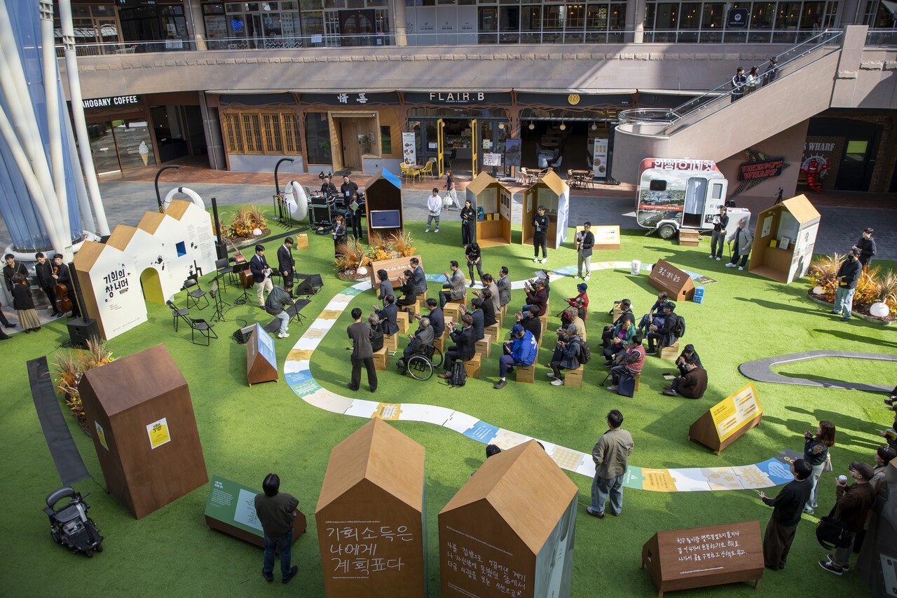 경기도는 지난 10월 수원과 양주 등에서 ‘기회의 창 너머, 장애인 기회소득’ 특별전시회를 열고 ‘장애인 기회소득’ 정책을 통해 변화한 참여자들과 도민이 소통하는 시간을 마련했다. [사진 경기도