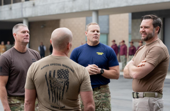 밴스 부통령은 이날 네이비실과 90분간 고강도 체력 훈련에 참여했다. 사진 SNS 캡처 