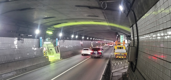서울 구룡터널 안 피난연결통로에 설치된 안전빛색 터널안전경관등 모습. 사진 서울시