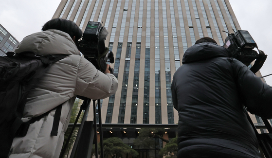 '쿠팡 퇴직금 미지급 무혐의 외압' 의혹을 수사하는 관봉권·쿠팡 상설 특검팀이 23일 서울 송파구에 위치한 쿠팡풀필먼트서비스에 대한 압수수색에 착수한 가운데 취재진이 현장에 대기하고 있다. 뉴스1