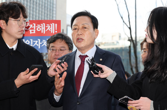 김선교 국민의힘 의원이 지난달 26일 서울 종로구 광화문 KT 빌딩에 마련된 김건희 특검팀(특별검사 민중기)에 출석하며 취재진 질문에 답하고 있다. 뉴스1