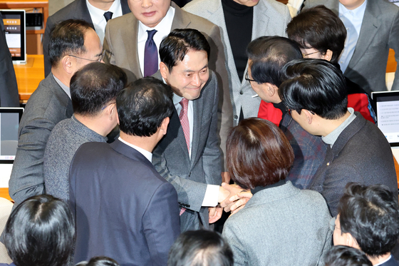 국민의힘 장동혁 대표가 23일 국회에서 열린 12월 임시국회 본회의에서 12·3 윤석열 비상계엄 등에 대한 전담재판부 설치 및 제보자 보호 등에 관한 특별법에 대한 반대토론으로 역대 최장 필리버스터(무제한 토론을 위한 합법적인 의사진행 방해) 기록을 세운 뒤 동료 의원들의 격려를 받고 있다.   연합뉴스