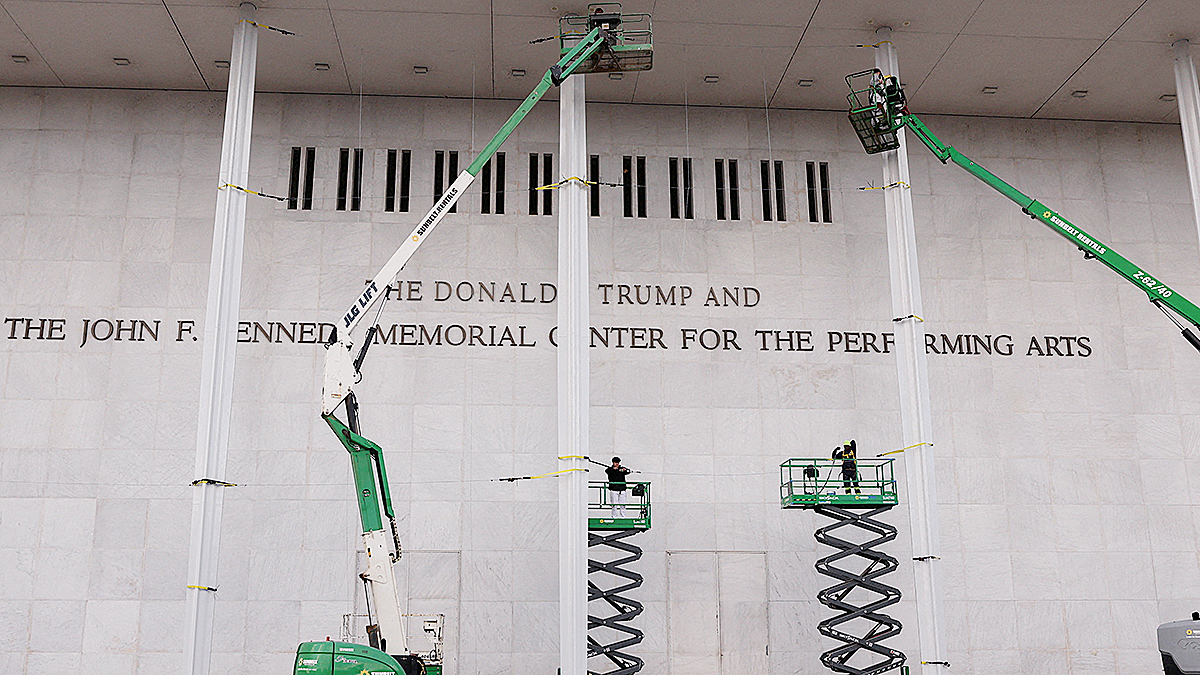 지난 19일(현지시간) 워싱턴 DC의 존 F. 케네디 공연예술센터 외벽에 도널드 트럼프 미국 대통령의 이름을 새긴 글자판이 추가 설치된 모습. 로이터=연합뉴스