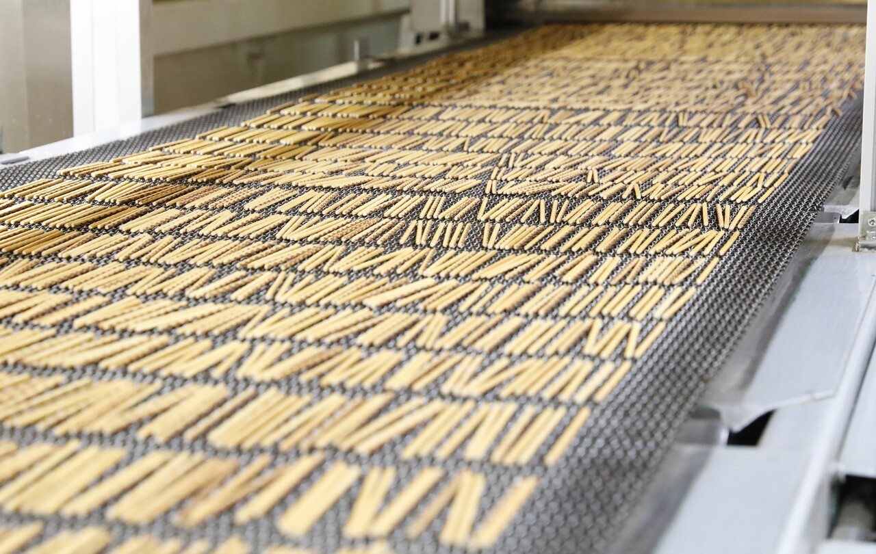 롯데웰푸드 영등포공장에서 수출전용 빼빼로의 스틱 과자가 생산되고 있다. [사진 롯데웰푸드]