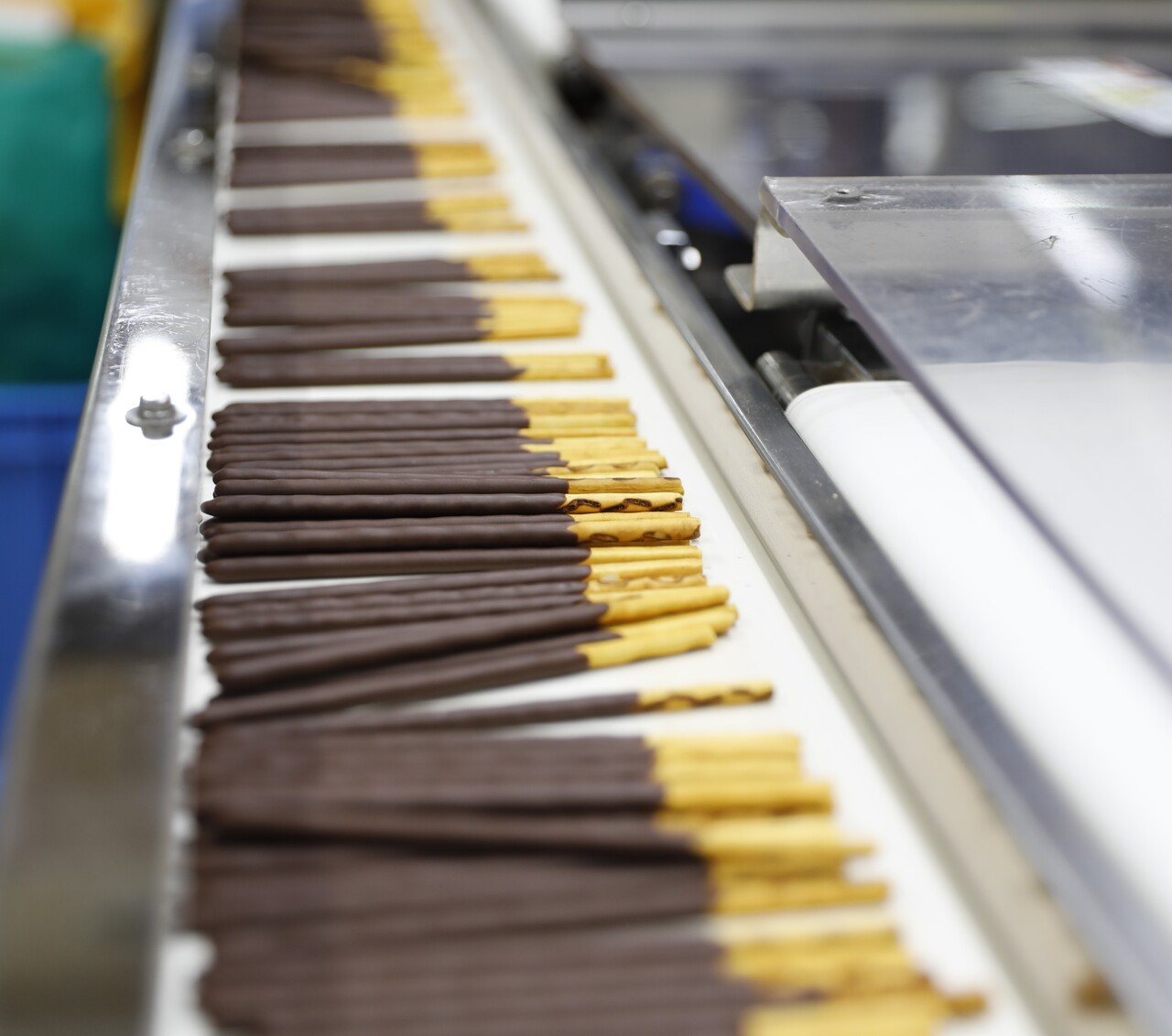 완성된 제품이 포장 공정으로 이동되고 있다. [사진 롯데웰푸드]