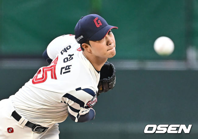 [OSEN=부산, 이석우 기자] 20일 부산 사직야구장에서 2025 신한 SOL 뱅크 KBO 리그 롯데 자이언츠와 LG 트윈스의 경기가 열렸다. 홈팀 롯데는 윤성빈, 방문팀 LG는 송승기가 선발 출전했다.롯데 자이언츠 선발 투수 윤성빈이 역투하고 있다. 2025.05.20 / foto0307@osen.co.kr