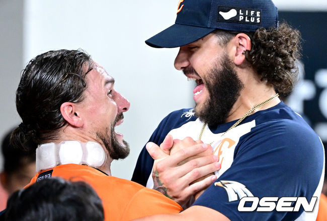 [OSEN=대전, 최규한 기자] 25일 대전 한화생명볼파크에서 ‘2025 신한 SOL Bank KBO리그’ 한화 이글스와 SSG 랜더스의 경기가 열렸다.홈팀 한화는 라이언 와이스, 방문팀 SSG는 드류 앤더슨을 선발로 내세웠다.7회초 SSG 공격을 무실점으로 막아낸 한화 선발 라이언 와이스가 동료 투수 코디 폰세와 인사를 나누고 있다. 2025.07.25 / dreamer@osen.co.kr