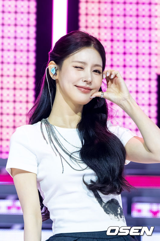 [OSEN=박준형 기자] 3일 오후 서울 블루스퀘어에서 ‘아이들 미연 미니 2집 'MY, Lover' 발매 기념 미디어 쇼케이스가 진행됐다.2022년 첫 미니 앨범 '마이(MY)' 이후 3년6개월 만에 발매하는 새 앨범이다.아이들 미연이 포즈를 취하고 있다.    2025.11.03 / soul1014@osen.co.kr