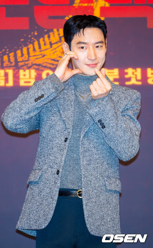 [OSEN=민경훈 기자] 18일 오후 서울 양천구 목동 SBS 방송센터 SBS홀에서 SBS 금토드라마 ‘모범택시3’ 제작발표회가 열렸다.배우 이제훈, 김의성, 표예진, 장혁진, 배유람 주연의 드라마 ‘모범택시3’는 동명의 웹툰을 원작으로 한 시리즈물로, 베일에 가려진 택시회사 무지개 운수와 택시기사 김도기가 억울한 피해자를 대신해 복수를 완성하는 사적 복수 대행극이다.배우 이제훈이 포즈를 취하고 있다. 2025.11.18 / rumi@osen.co.kr