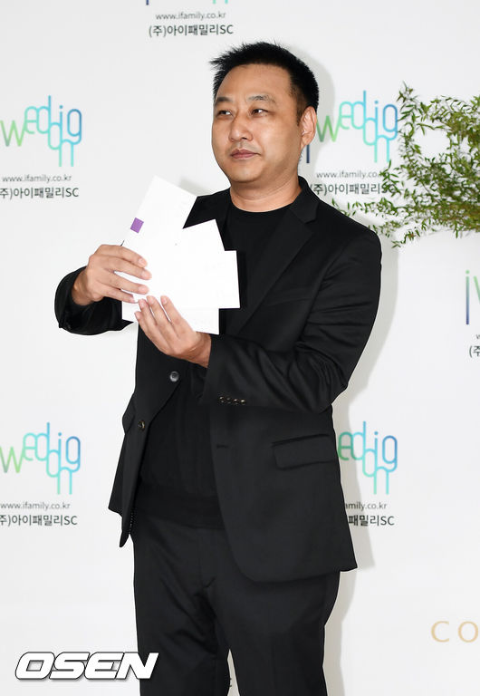 [OSEN=곽영래 기자] 28일 오후 서울 여의도 콘래드호텔에서 개그맨 유상무와 작곡가 김연지의 결혼식이 열렸다.하객으로 참석한 개그맨 김수용이 포토타임을 갖고 있다. / youngrae@osen.co.kr