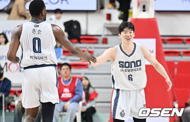 [OSEN=울산, 이석우 기자] 25일 울산 동천체육관에서 2025-2026 LG전자 프로농구 울산 현대모비스와 고양 소노의 경기가 열렸다.  8승 15패로 8위에 나란히 선 울산 현대모비스와 고양 소노의 세 번째 맞대결은 연패를 끊고 반등에 나선 현대모비스와 4연패에 빠진 소노의 상반된 흐름이 맞부딪히는 승부다.고양 소노 이정현이 3점슛을 성공시키고 존슨과 하이파이브를 하고 있다. 2025.12.25 / foto0307@osen.co.kr