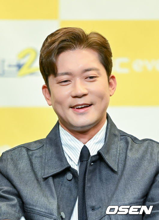 [OSEN=박준형 기자]  8일 오후 서울 상암동 스탠포드호텔에서 MBC에브리원 새 예능 ‘위대한 가이드 시즌2’ 제작발표회가 진행됐다.'위대한 가이드2'는 한국 생활 경험이 풍부한 외국인이 여행객들에게 현지 정보와 숨겨진 명소를 소 개하는 리얼 버라이어티 프로그램으로, 이번 시즌에서는 박명수, 김대호 그리고 최다니엘 세 사람이 아프리카 르완다 방문기를 선보일 예정이다.김대호가 미소 짓고 있다.   2025.04.08 / soul1014@osen.co.kr