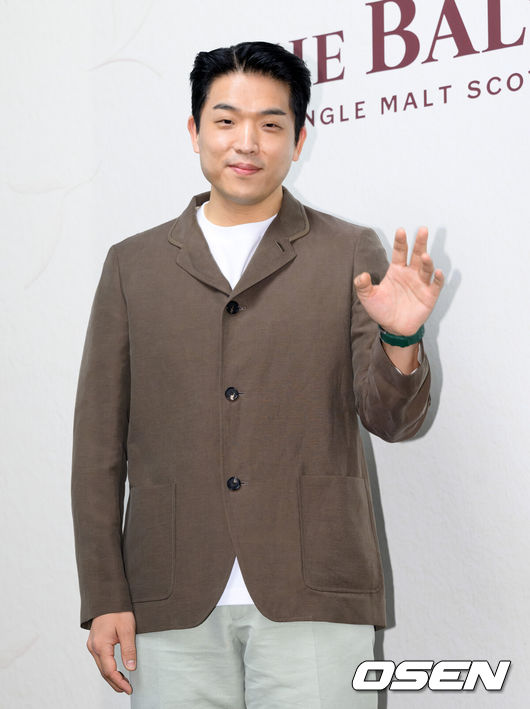 [OSEN=이대선 기자] 26일 서울 성동구 피치스 도원에서 주류 브랜드의 팝업 오픈 행사가 열렸다.이날 행사에는 배우 김고은과 안성재 쉐프가 참석해 자리를 빛냈다.안성재 쉐프가 포토타임을 가지고 있다. 2025.05.26 /sunday@osen.co.kr