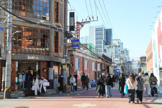 서울 성수동은 최근 외국인 관광객 방문이 급증했다. 평일 오전부터 북적이는 성수동 거리 모습. 최승표 기자