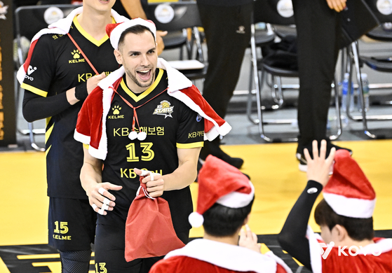 비예나(왼쪽) 등 KB손해보험 선수들이 성탄절인 이날 산타 의상을 입고 경기장에 입장해 명절 분위기를 띄웠다. [사진 KOVO]