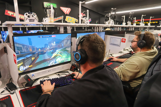 홍대 앞 PC방인 'T1 베이스캠프'는 외국인 게임 마니아에게 성지로 통하는 곳이다. 스위스 관광객이 오버워치 게임을 즐기고 있다. 최승표 기