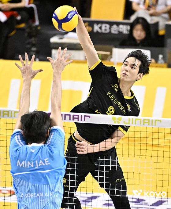 KB손해보험 임성진이 대한항공 블로킹 위로 스파이크를 꽂아넣고 있다. 임성진은 서브에이스 3득점 등 총 19득점을 기록했다. 시즌 개인 최다 득점이다. [사진 KOVO]
