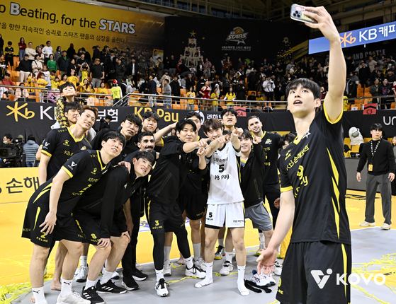 임성진(맨앞 오른쪽)이 KB손해보험 동료들과 대한항공전 승리 후 기념 셀피를 찍고 있다. [사진 KOVO]