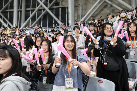 올봄 한국 프로야구 직관 상품을 통해 한국을 방문한 대만 관광객의 모습. 이들은 치어리더 이다혜와 함께 한국을 찾았다. 사진 한국관광공사