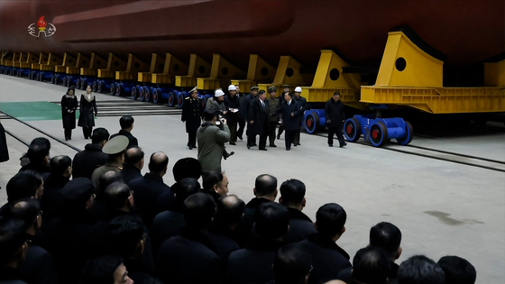 북한 김정은 국무위원장이 지난 24일 부인 리설주, 딸 주애와 함께 8천700t급 '핵동력 전략유도탄 잠수함' 건조 사업을 현지지도하고 해군의 핵무장화를 계속 강력히 추진해 나가겠다는 의지를 밝혔다고 조선중앙TV가 25일 보도했다. 조선중앙TV=연합뉴스