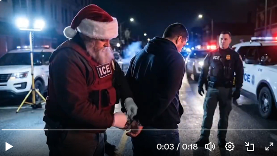 크리스마스 시즌을 맞아 미국 국토안보부 산하 이민세관단속국(ICE)이 지난 22일(현지시간) 소셜미디어 엑스(X)를 통해 공개한 인공지능(AI) 영상 한 장면. 산타클로스 복장을 한 법 집행 요원이 불법 이민자에 수갑을 채워 체포하는 모습이 담겼다. 사진 미 ICE 엑스 캡처