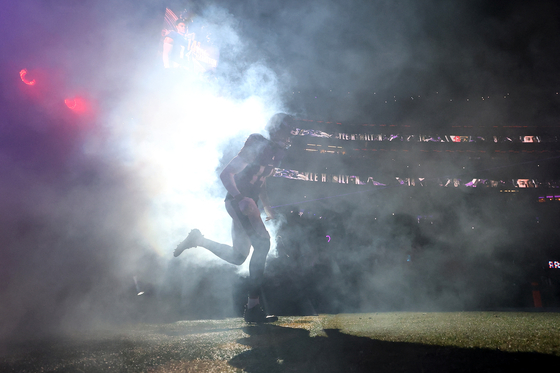 NFL 볼티모어 레이븐스 소속 4년차 세이프티 카일 해밀턴은 뛰어난 체격 조건에 빠른 판단, 스피드까지 겸비한 톱클래스 수비수다. 화려한 조명을 받으며 필드에 입장하는 모습. [AFP=연합뉴스]