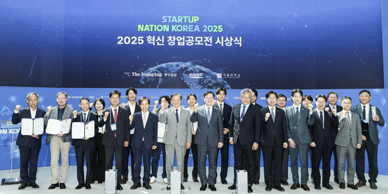 블루타일랩은 지난 9월 대전 KAIST에서 열린 ‘2025 혁신창업국가 대한민국 국제포럼’에서 국가과학기술연구회 이사장상을 받았다. 사진은 당시열린 포럼에서 시상식이 끝난 뒤 참석자들이 기념촬영을 하고 있는 장면. 김경록 기자  