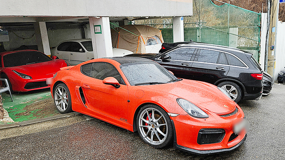 서울 동작구 노들역세권 공동주택 개발사업 부지에 있는 한 빌라에 주차된 차량의 모습. 김정재 기자