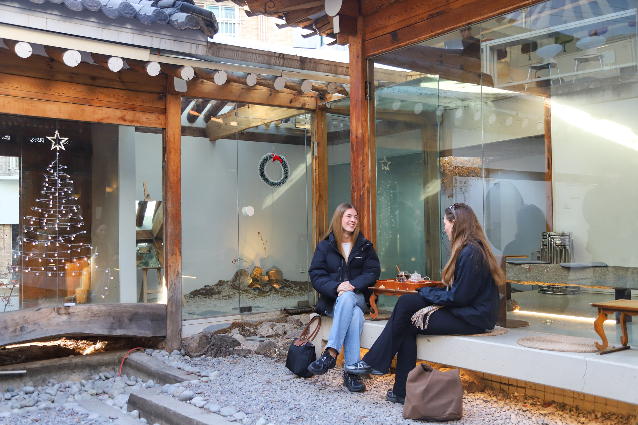 요즘 한국을 방문한 외국인은 한국인처럼 먹고 한국인처럼 논다. 홍대 인근 한옥 카페 '신이도가'에서 만난 독일 관광객의 모습. 최승표 기자