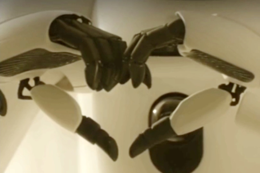 25일 공개된 티저 영상에서 클로이드가 손하트를 하고 있다. 사진 LG전자