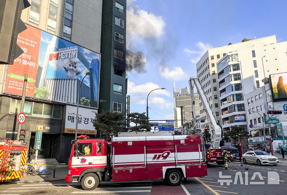 25일 서울 중구 충무로역 인근 건물에서 화재가 발생해 연기가 나오고 있다. 