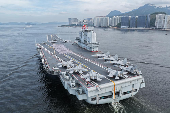 홍콩 수역에 진입한 중국인민해방군 해군 항공모함 산둥(山東)함. 신화통신