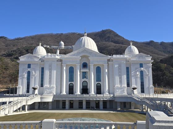 세계평화통일가정연합(옛 통일교)의 새 성지인 천원궁. 뒤로 한학자 총재 거처인 천정궁과 가정연합 각 기능 사무실이 모인 천승전이 보인다. 손성배 기자