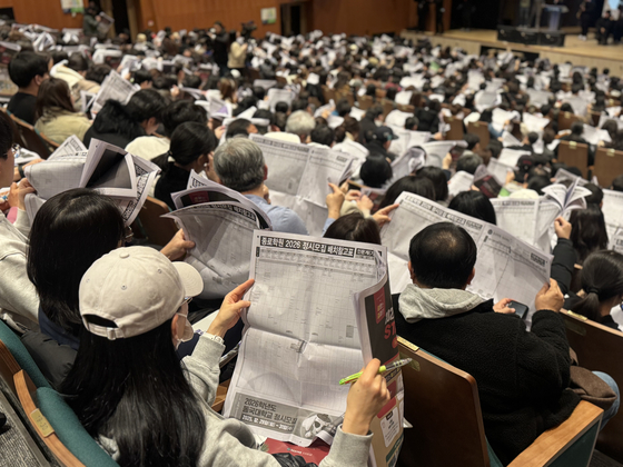 지난 7일 서울 종로구 성균관대 새천년홀에서 종로학원이 주최한 2026학년도 정시 전략 설명회에 참석한 수험생과 학부모들이 학원 측에서 제공한 자료를 펼쳐보고 있다. 이보람 기자
