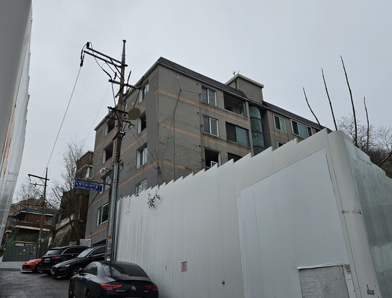  서울 동작구 노들역세권 공동주택 개발사업 부지에 있는 한 빌라 인근에 주차된 차량의 모습. 김정재 기자