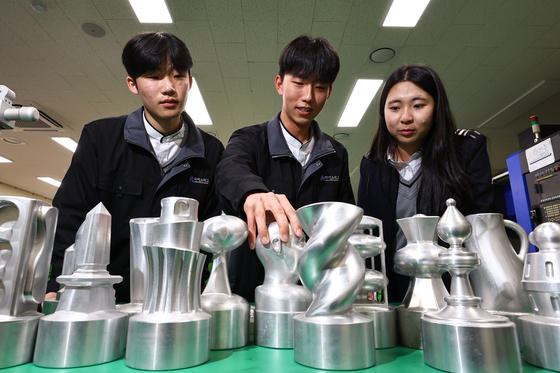 지난달 17일 경기 수원 수원하이텍고에서 3학년 강희준(전기전자제어과, 가장 왼쪽), 이호왕(정밀기계과), 전은지(자동화시스템과) 학생이 5축 가공기로 만든 알루미늄 모형을 보고 있다. 김종호 기자