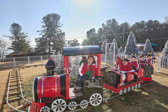 핀란드 공인 산타와 함께 마법 기차를 타고 떠나는 크리스마스 모험 컨셉의 ‘2025 산타 키즈 빌리지’. 사진 워커힐 호텔앤리조트