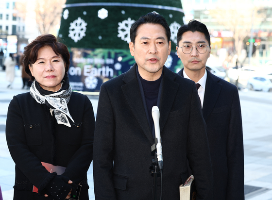 장동혁 국민의힘 대표(가운데)가 25일 서울 서초구 사랑의교회에서 성탄 예배를 마치고 취재진 질의에 답변하고 있다. 뉴스1