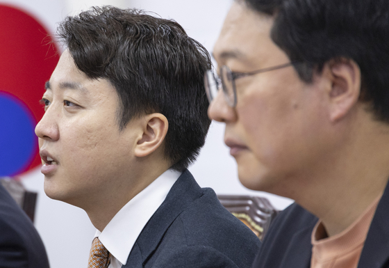  이준석 개혁신당 대표가 24일 국회에서 열린 최고위원회의에서 통일교 의혹과 관련한 특별검사 추진에 대해 "민주당은 통일교 특검 올해 가기 전 동의해야" 한다며 강조하고 있다. 연합뉴스