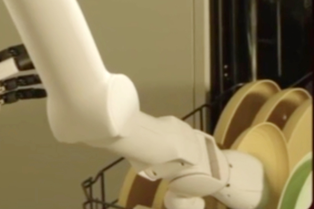 클로이드’가 식기세척기에서 접시를 집어 들고 있다. 사진 LG전자