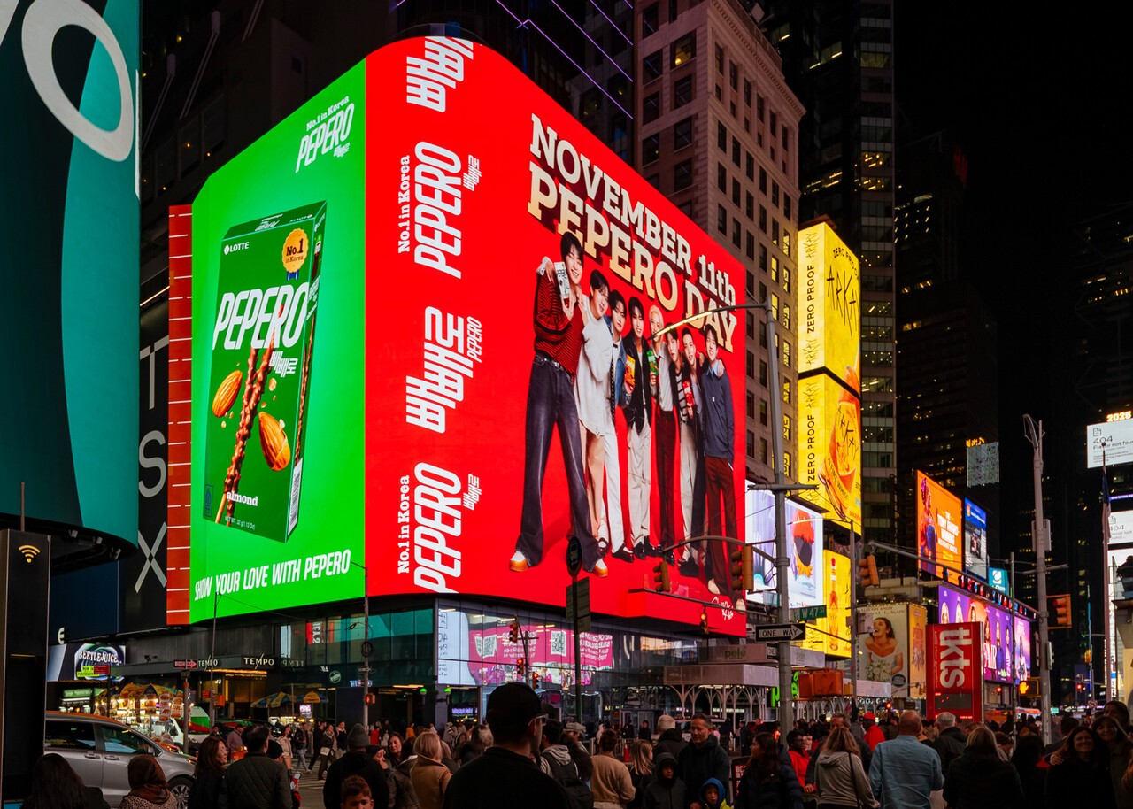 미국 뉴욕 타임스스퀘어 ‘TSX 브로드웨이’ 빌딩에서 송출된 빼빼로데이 글로벌 마케팅 캠페인 영상. [사진 롯데웰푸드]