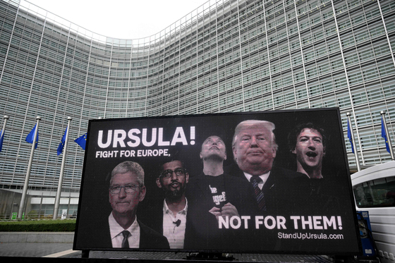 지난달 19일 브뤼셀 EU 본부 앞에서 '빅테크에 맞서는 사람들(People vs Big Tech)', '위무브 유럽(WeMove Europe)', '유럽디지털권리협회(EDRi)' 활동가들이 이동식 광고판을 들고 유럽집행위원회 위원장에게 트럼프와 빅테크에 맞서 유럽의 디지털 법을 수호할 것을 촉구했다. AFP=연합뉴스