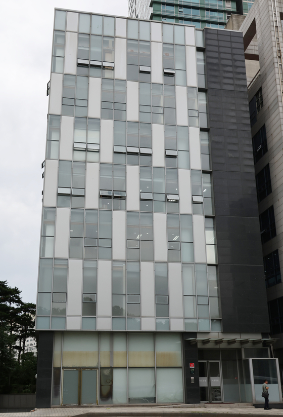 지난 6월 이명현 순직해병 특검과 특검팀이 입주하기 전 서울 서초구 상가 건물. 이 건물 소유주는 지난 9월 이른바 '더 센 특검법' 통과로 특검팀 수사기간이 한달 연장되자 계약 갱신 및 임대료 인상을 요구했다. 하지만 거부당하자 이명현 특검을 상대로 서울중앙지법에 지난달 5일 명도 소송을 제기했다. 연합뉴스