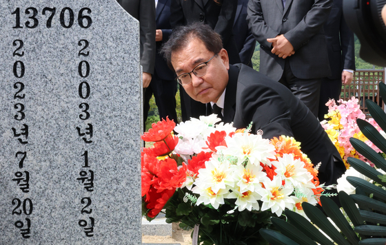 이명현 특별검사가 지난 7월 1일 국립대전현충원을 찾아 고 (故) 채수근 상병 묘역에 참배한 뒤 묘역을 바라보고 있다. 사진 김성태 객원기자