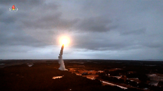  북한이 지난 24일 동해상에서 김정은 국무위원장이 참관한 가운데 신형 고공 장거리 반항공(대공) 미사일 시험 발사를 진행했다고 조선중앙TV가 25일 보도했다. 조선중앙TV=연합뉴스
