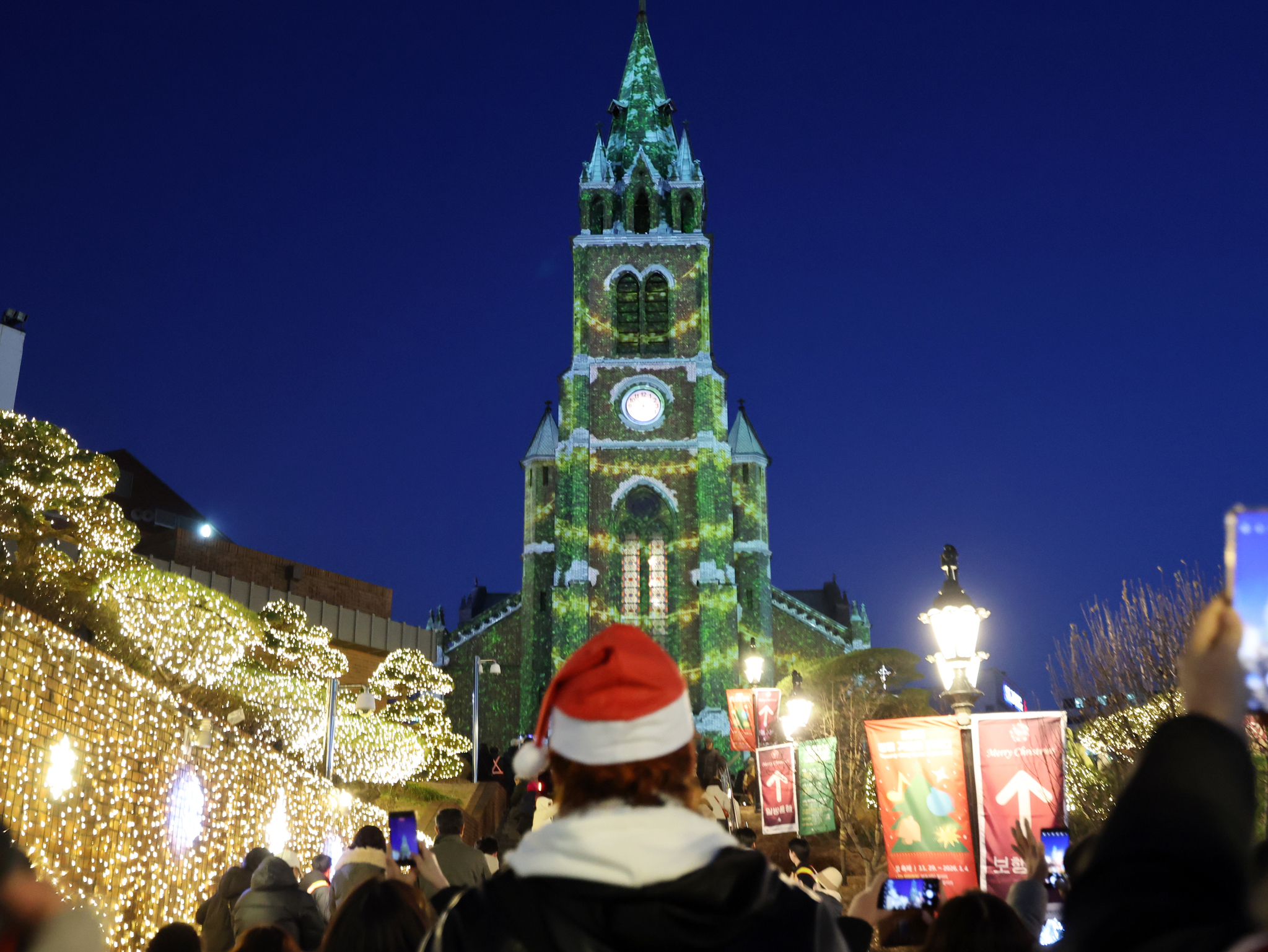 크리스마스 이브인 24일 서울 중구 명동성당 외벽에 아기예수의 탄생을 축하하는 미디어파시드가 펼쳐지고 있다. 뉴스1
